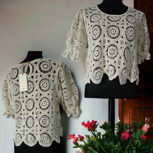NWT SOLITAIRE (MED) Cream Doily Laced Cropped Crochet Cinched Short Sleeves